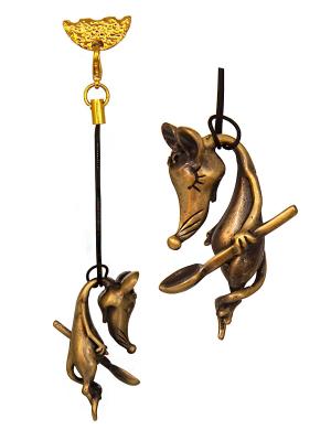 Фото - Магнит в холодильник Мышь повесилась латунь 4 см Фото - Магнит в холодильник Мышь повесилась латунь 4 см