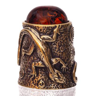 Фото - Наперсток из латуни с янтарем Ящерица 3 см