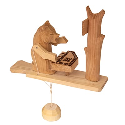 Фото - Резная игрушка деревянная Мишка играет на рояле 17 х 14 см