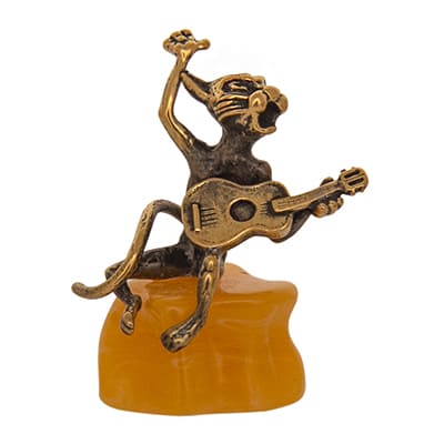 Фигурка на янтарем Кот