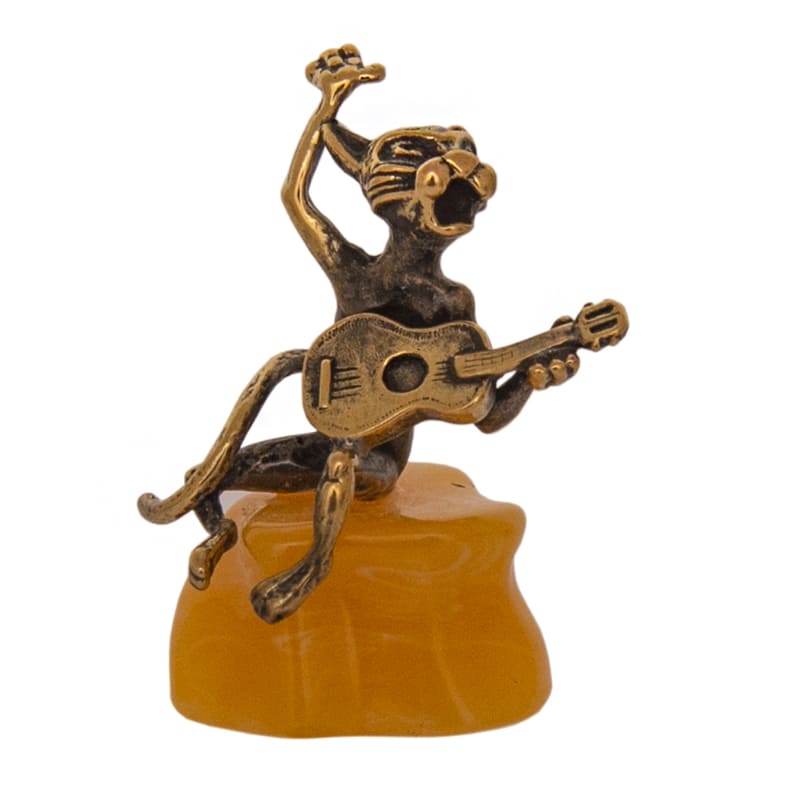 Фото - Фигурка на молочном янтаре Кот с гитарой 4 х 2 см