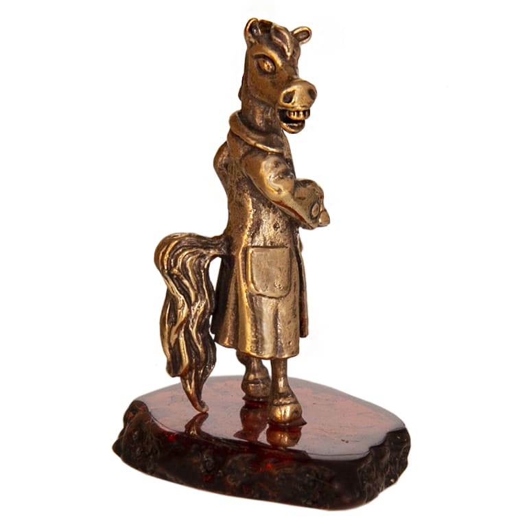 Фото - Фигурка на натуральном янтаре Конь в пальто 5,5 х 4 см Фото - Фигурка на натуральном янтаре Конь в пальто 5,5 х 4 см