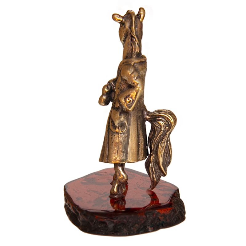 Фото - Фигурка на натуральном янтаре Конь в пальто 5,5 х 4 см Фото - Фигурка на натуральном янтаре Конь в пальто 5,5 х 4 см